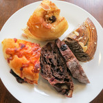 BREAD＆DISHES　MUGINOKI - バリエーション豊富なパンバイキング。調理パン、甘いパンもいろいろと。