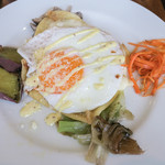 BREAD＆DISHES　MUGINOKI - 「MUGINOKI風ガレット」（1,280円）。女性はこんなの好きですよねぇ～。