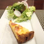 バティチ - Aランチ+カフェ 1000円 のオニオンとベーコンのキッシュ