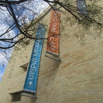 Mitsitam Native Foods Café - アメリカインディアン博物館、外壁にカフェテリアの名前があるのは珍しい