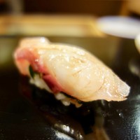 すし蓑 - ［2017/03］寿司② 真鯛昆布締めの握り しそ
