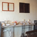 Bake & Beans - テイクアウトのスコーンやグラノーラが並ぶ棚