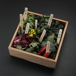 Koubaiya - すき焼きには野菜を木箱に入れてご提供いたします。