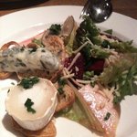 ブラッスリー アルティザン - ①焼フロマージュのサラダ1200円