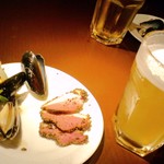 ドールドレス - ベルギービール「プリムス」生＆「ムール貝の白ワイン蒸し」と「鴨パストラミ」