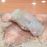 鮨 おさむ - 平目の昆布締め