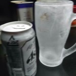 Yokohama Iekei Ramen Ootsuya - ビールは缶ビール。グラスがよく冷えているのは◎   写真がブレてるのは ☓  酒が切れて手が震えたか？www