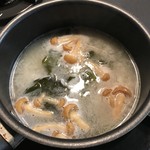 やすぎ魚々市 - なめこと芽かぶの味噌汁を作りました