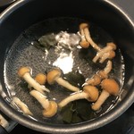 やすぎ魚々市 - いわしだしパックでとった出汁になめことめかぶを投入