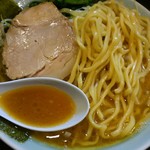 家系ラーメン ジェット家 - 麺、チャーシュー、スープ　アップ