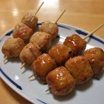 地鶏屋 - 料理写真:竹の子と紅生姜の春つくね串（左）とつくね串（右）