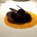 アッシュ - チョコレートのグラスとオレンジのコンフィ