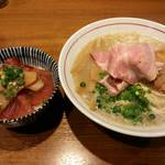 寿製麺 よしかわ - 豚鰤ラーメンと鰤丼。