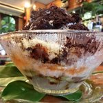 いちょうの木 - 白玉、ベイリーズ、ブラックココア、ラムレーズンペースト、あんず、カルバドス、だだちゃ豆入りずんだあん、寒天の8種盛り 900円