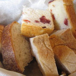 Bistro Roven - ランチのパン　お代わり無料