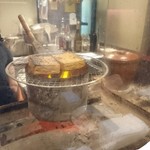 炭火焼酒場 蔵 - 厚揚げを炭を一か所に集めて焼いてました