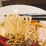 拉麺一匠 DEAD OR ALIVE - 麺持ち上げ