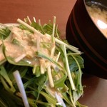 ヤキトンヤリキ 秋葉原店 - 小皿にサラダ、正直食べにくい。味噌汁に浮くエビは嬉しい。