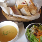 ランチ　パン、サラダ、スープ