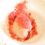 ラ・リューン - メニューＡ 3024円 のいちごのサラダ メレンゲのソルベ