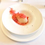 ラ・リューン - メニューＡ 3024円 のいちごのサラダ メレンゲのソルベ