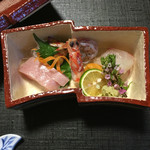 日本料理 竹平楼 - 魯山人写しの向付に入ったお造り