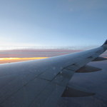 Star Alliance Lounge - 飛行機雲、わかりにくいですが、雲のうえの黒い線みたいなものがそうです