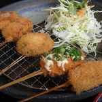 串かつ　美ど里 - 本日のサービスランチ（串揚げ）ZOOM　左奥からじゃがバター、カレー竹輪、ピーマン肉詰め、鮭、かぼちゃ