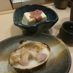 Kokan Zushi - 焼はまぐり＆酒盗とうふ