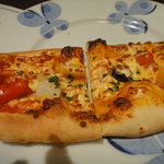 鎌倉パスタ - 5種の野菜とモッツァレラのピザ。