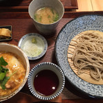 Soba To Tori Hansamu - 親子丼蕎麦セット、880円。