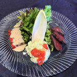 カフェルージュ - 前菜 トマト・ゴボウ・菜の花のテリーヌ、ブロッコリーのムース、牛肉赤身のタタキ、サニーレタスと赤キャベツのサラダ