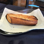 カフェルージュ - 外はパリッと中はフワッと、小麦の深い味わいのバゲット