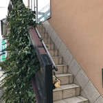 カフェルージュ - お店は階段（かなり急勾配）の上です