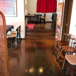 カフェルージュ - 明るく綺麗な店内には子供用（お子さんOK）のイスもあります