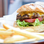 GRILL BURGER ＆ ROAST CHICKEN SASA - チーズバーガー@税込1,020円：バーガーのある風景