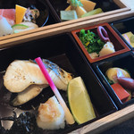 瓢喜 - 二段になっているお弁当　口取りと焼物