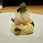 RESTAURANT hidamarino - キャビアモンゴイカのカッペリーニ 玉田農園カブのソース イカスミのせんべい