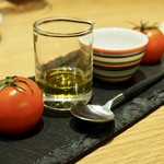 RESTAURANT hidamarino - バケットにニンニク・トマト・オリーブオイル・岩塩を塗り頂きます