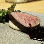 RESTAURANT hidamarino - 鹿児島黒毛和牛 低温ローストステーキ 黒にんにくソースと山菜で春の芽生えをイメージして