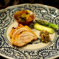 レストラン団欒 - 地鶏の黒胡椒焼き、ふきのとう味噌、アスパラ、わさび菜のおひたし
                