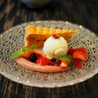レストラン団欒 - デザート…タツヤササキ謹製パイ生地
                  桜クリーム、バニラアイス、ベリーソースのミルフィーユ