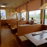 Nishiki Warai - 開放感のあるテーブル席（4名席×9/6名席×9）