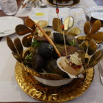 ビストロ ダイア - 綺麗な石の上に料理が・・・