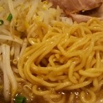 万人家 - 麺をホり出しました（中くらいの丸麺ですね）