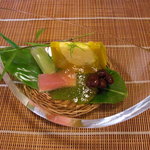 千松しま - 茗荷、蓮芋、御芋、大納言小豆に出汁ジュレがけ。