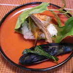 千松しま - 笹の葉を解くと"鯊"の蒸し寿司。