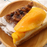 キル フェ ボン 仙台 - 手前から【マンゴープリンのタルト】【バナナとクリームチーズのタルト】