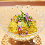 日本料理 晴山 - 浅利と紫雲丹のジュレがけ、花山葵を添えて