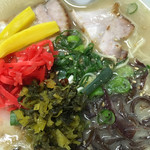 Kyuushuu Ramen Yaoki - 色々トッピングしました。
                        胡麻はスレていません（笑）